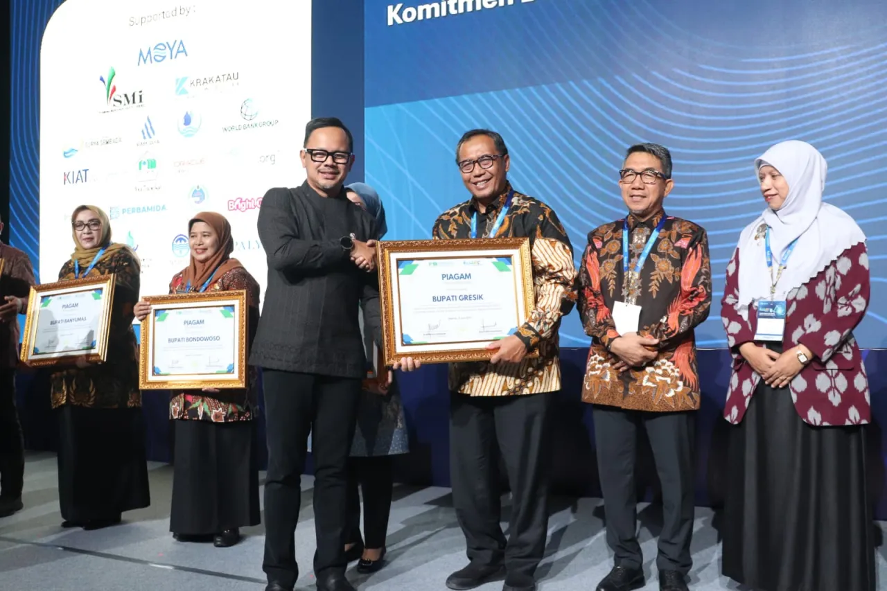 Komit Meningkatkan Pelayanan Air Minum, Pemkab Gresik Raih Penghargaan PERPAMSI