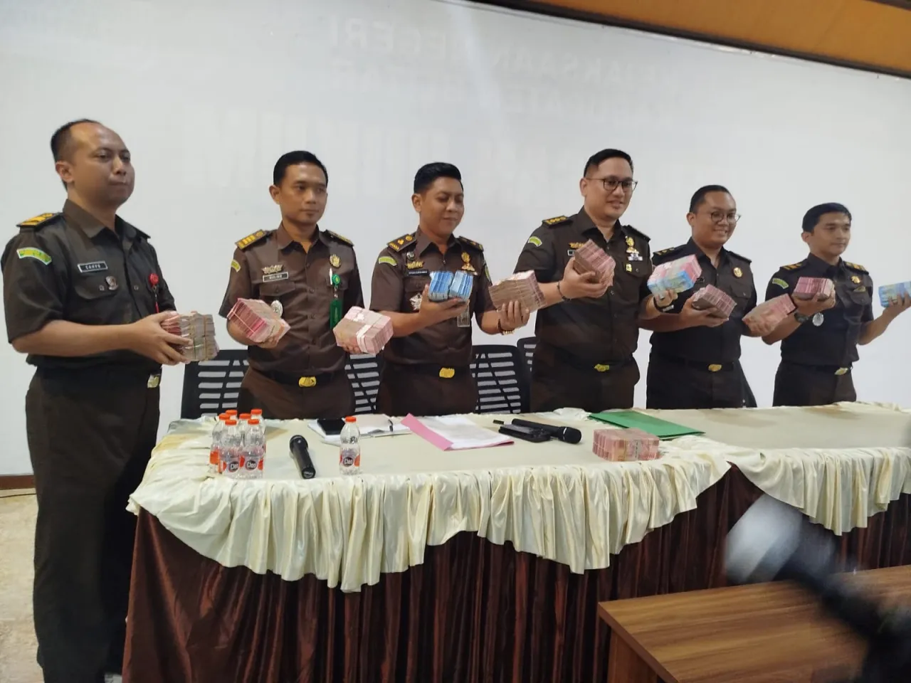 Baca juga : Salah Satu Tersangka Korupsi DAM Bentak Kembalikan Uang Negara RP 1,1 M ke Kejari Blitar