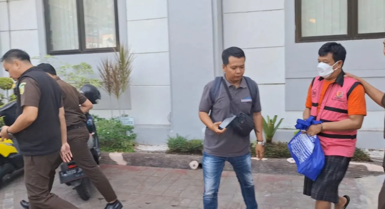 Kejaksaan Jebloskan Konsultan Proyek Pengurukan Kantor DTPHP Lamongan ke Tahanan