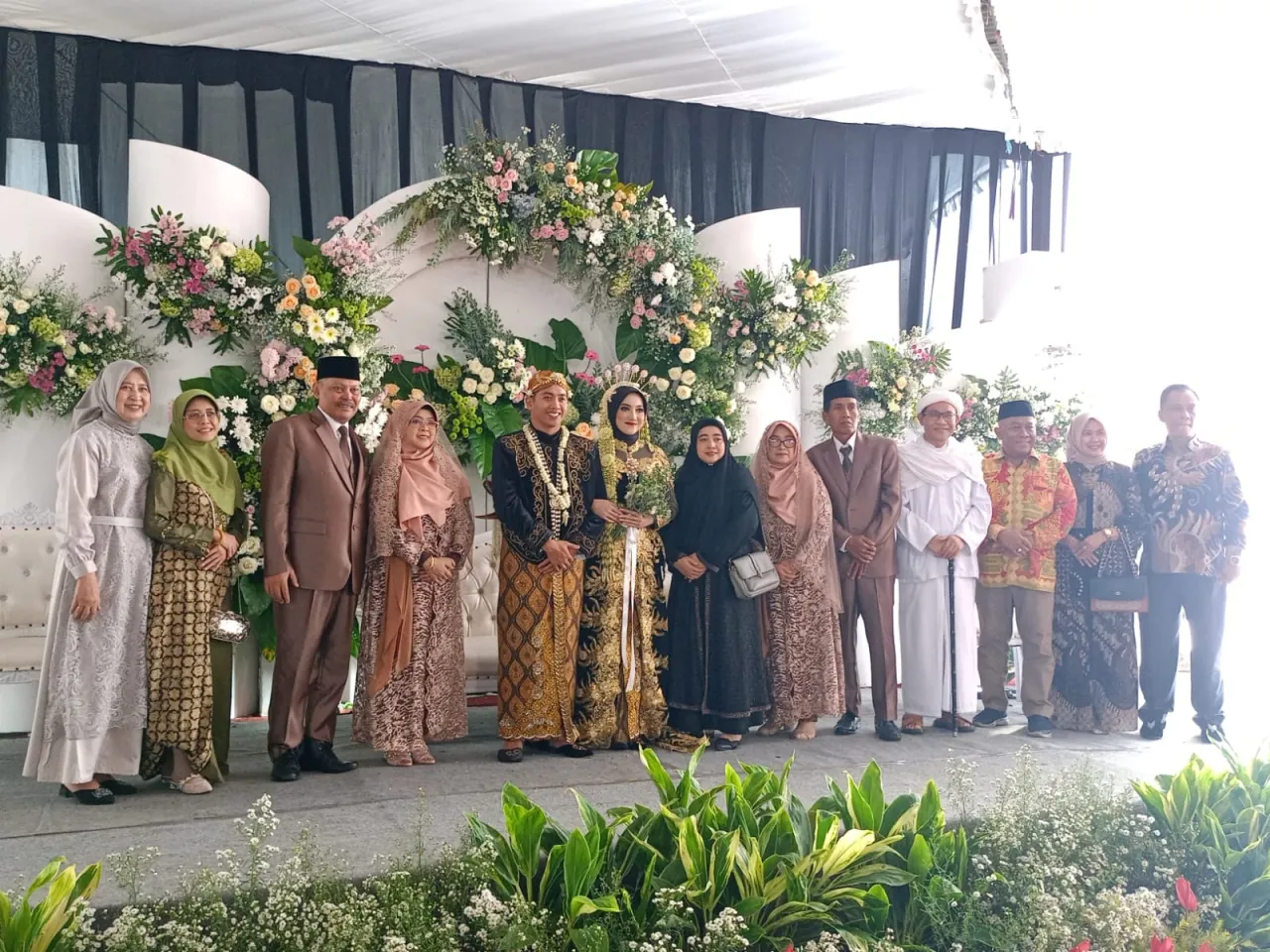 Warisan Leluhur dalam Balutan Adat, KH Anas Fauzie Gelar Pernikahan Putrinya secara Tradisional