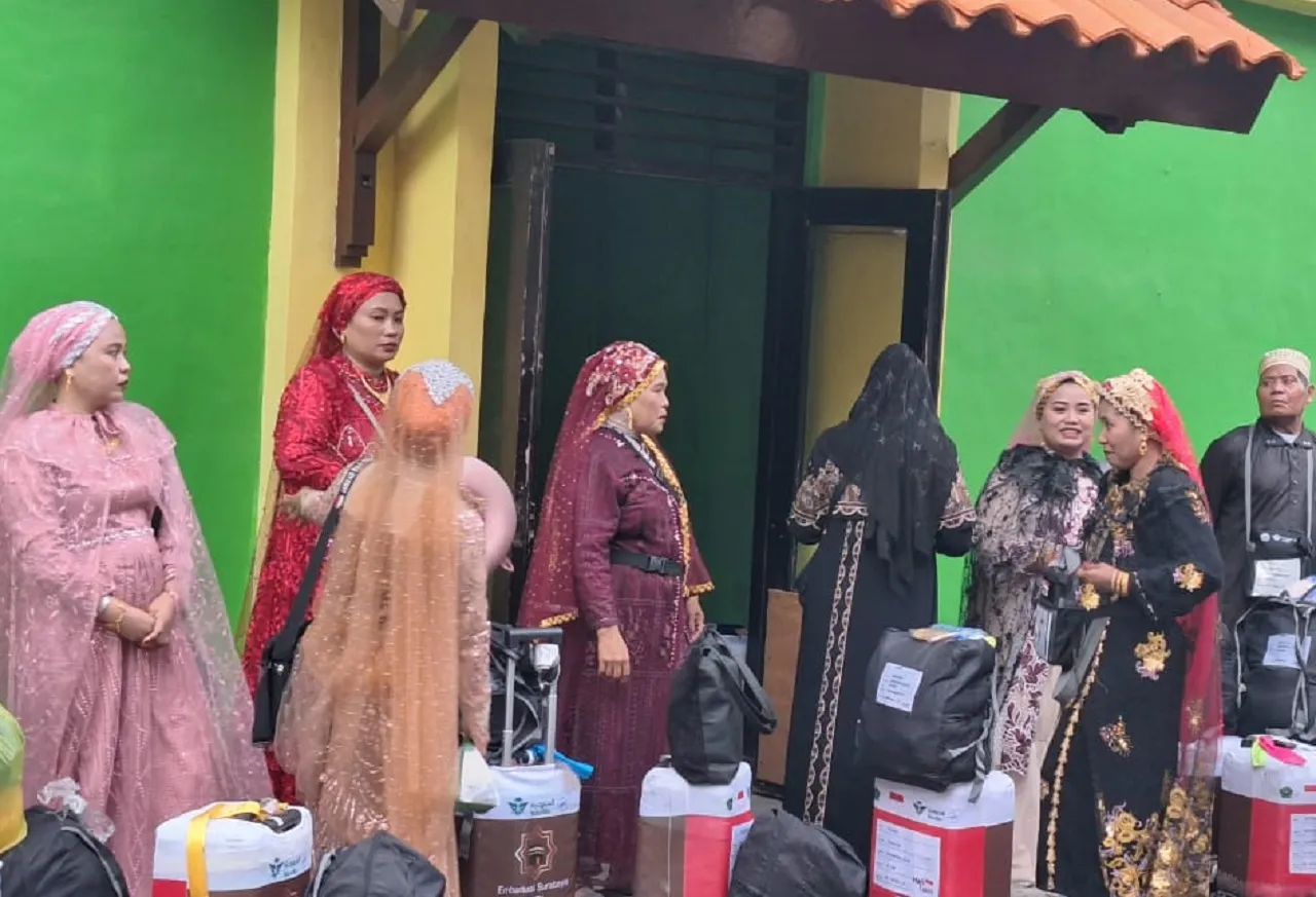 Tradisi Unik Jemaah Haji Kupang di Asrama Haji Surabaya: Pakaian Adat Bugis Penuhi Halaman Asrama