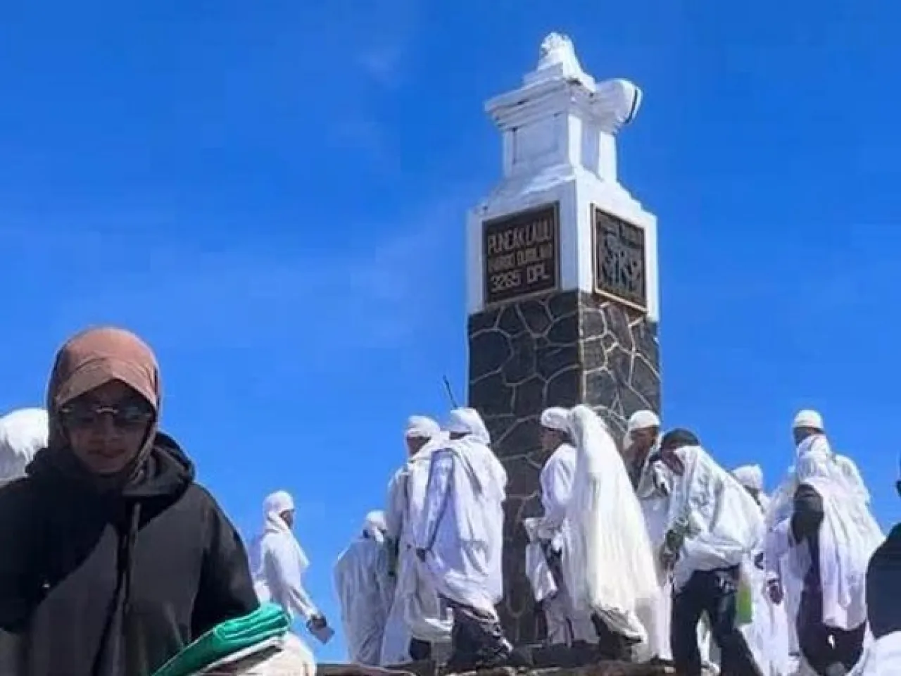 Viral, Rombongan NU Lakukan Ritual Serba Putih di Puncak Lawu