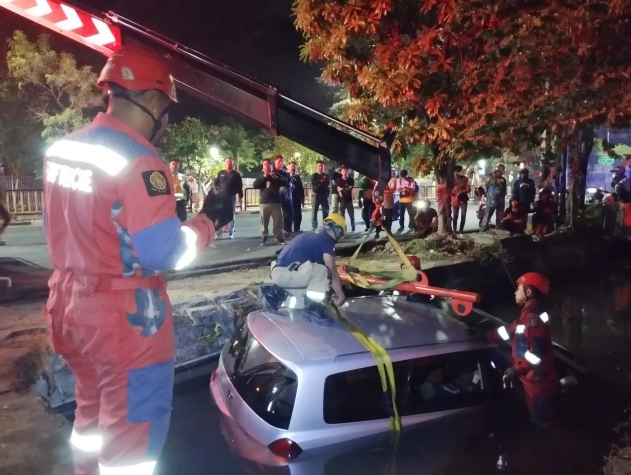 Mobil Tercebur ke Sungai di Depan Ubaya, Pengemudi Selamat dari Insiden Dini Hari