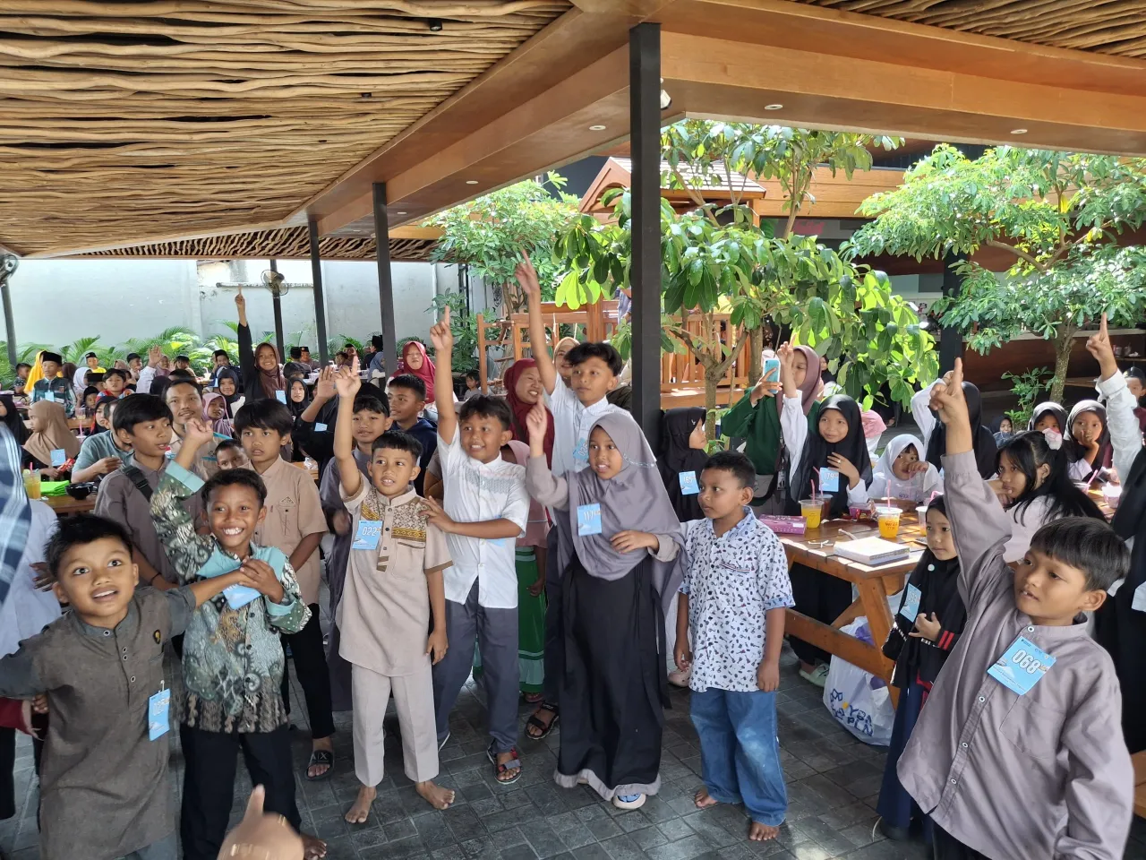 Hadir untuk Rakyat, PLN Berbagi Kebahagiaan bersama Yatim dan Dhuafa