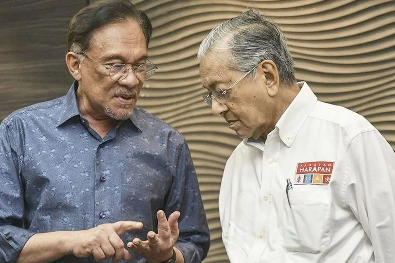 Baca juga : PM Malaysia Anwar Ibrahim, Didesak Mundur Mahathir Muhammad