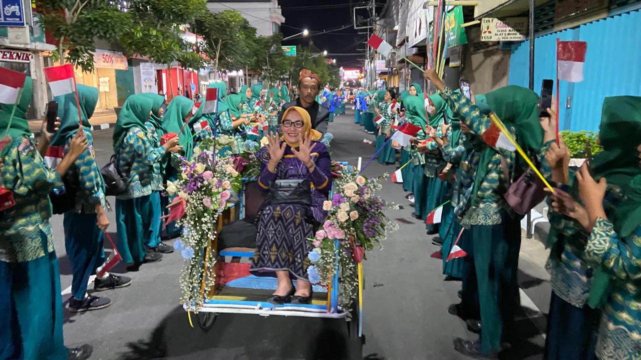 Delegasi APEKSI Naik Becak Menuju Balai Kota Kediri, Disambut Ratusan Pelajar dan Warga