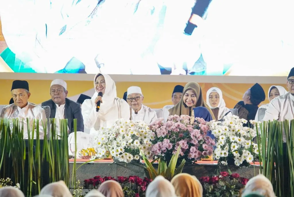 Dipadati Ribuan Jamaah, Walikota Ning Ita Hadiri Pengajian dan Selawat Bersama Ustadzah Kharisma
