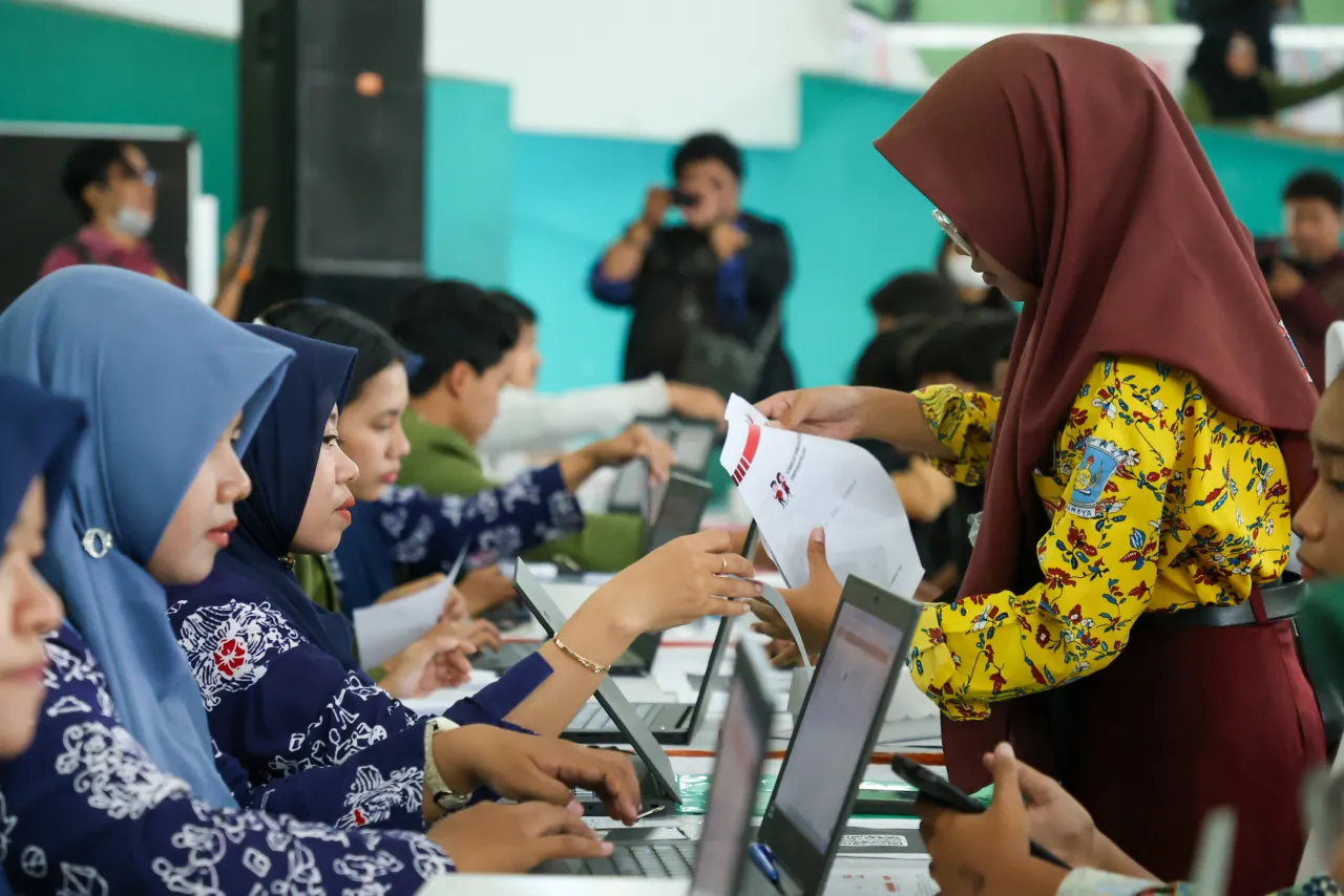 Pemkot Surabaya Bagikan Perlengkapan Sekolah Gratis bagi 6.144 Pelajar SMA/SMK Keluarga Miskin