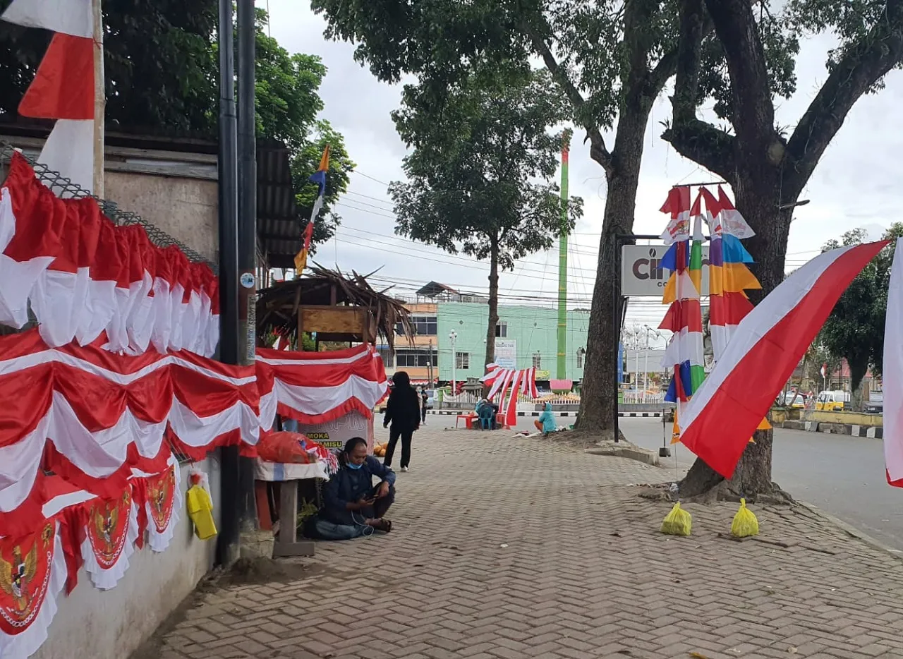 Jelang HUT RI Ke-80, Penjual Pernak-pernik Bendera Mulai Menjamur di Kota Batu