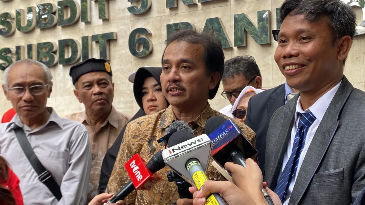 Baca juga : "Jokowi Tunjukkan ijazah Aslinya, Case Close"