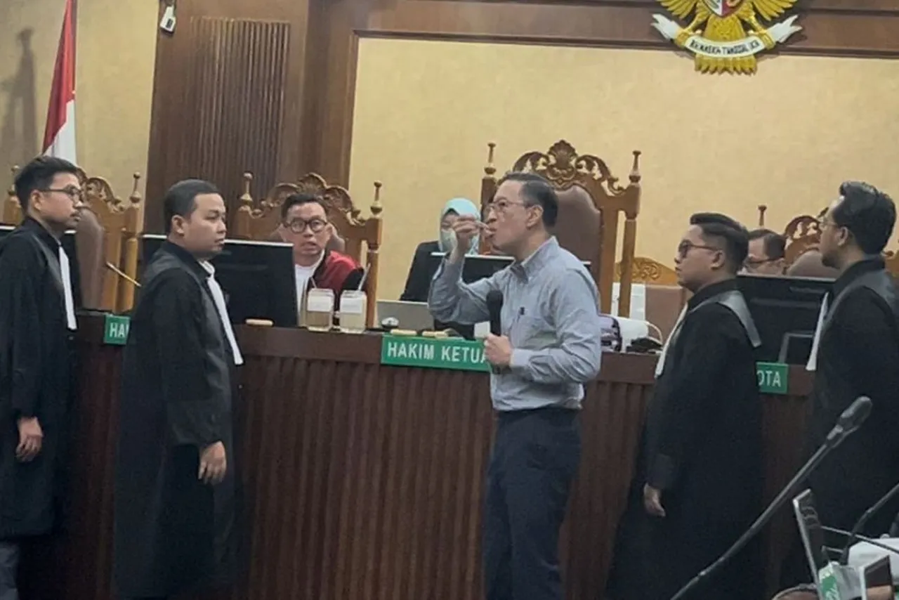 Tom Lembong, Makan Gula Rafinasi di Ruang Sidang