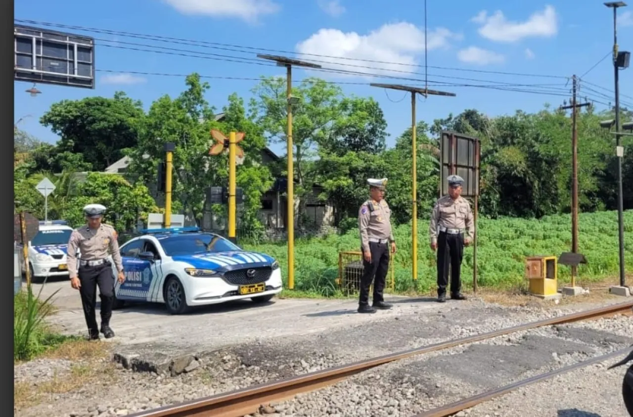 Kasatlantas Polres Blitar Kota Lakukan Pengecekan di Perlintasan Kereta Tanpa Palang Pintu
