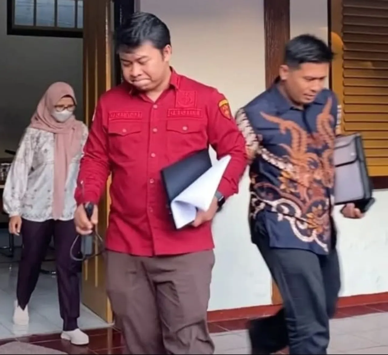 Baca juga : Mantan Bupati Blitar Mak Rini Diperiksa selama 9 Jam Terkait Proyek Dam Kali Bentak