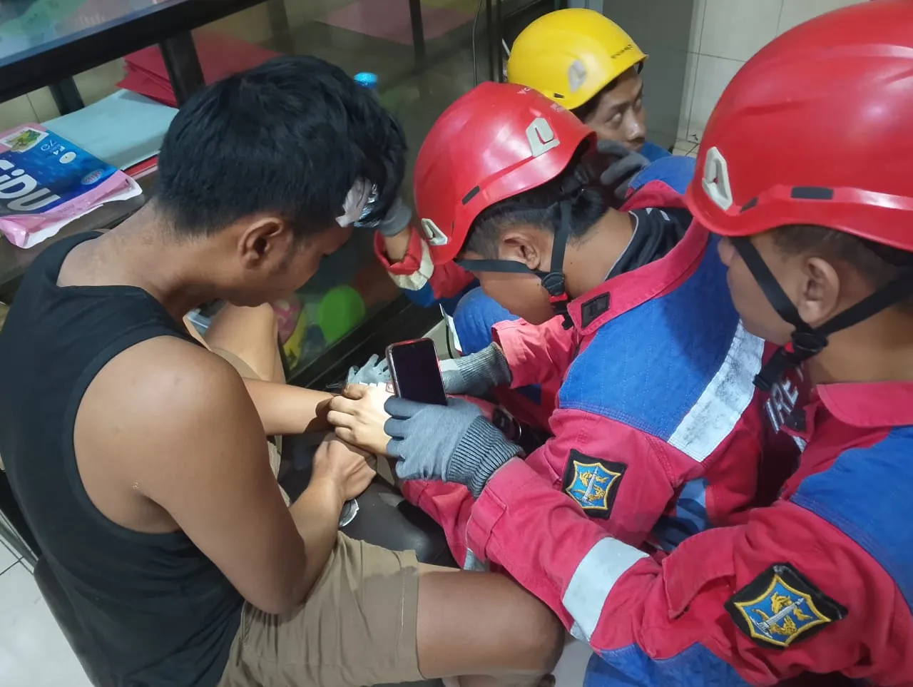 Borgol Macet, Tim Damkar Surabaya Evakuasi Tahanan di Polsek Semampir