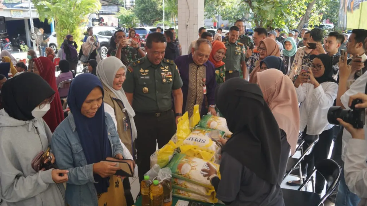 Bulog Jatim Gandeng TNI AD, Salurkan Bantuan Beras 60 Ribu Ton untuk Perkuat Ketahanan Pangan