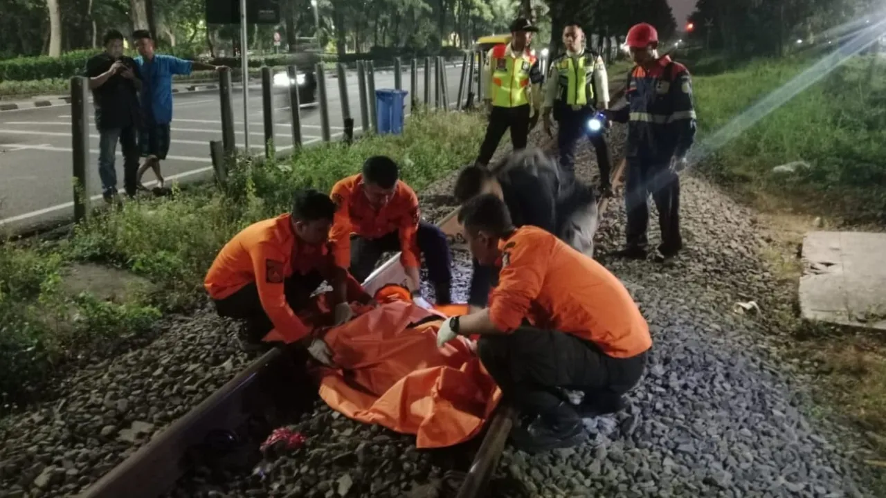 Pria Tanpa Identitas Tewas Tertabrak Kereta di Margorejo Surabaya