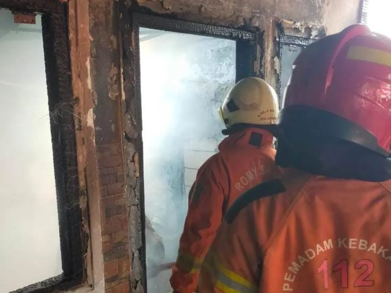 Korsleting Listrik Picu Kebakaran di Semampir, Satu Orang Terluka