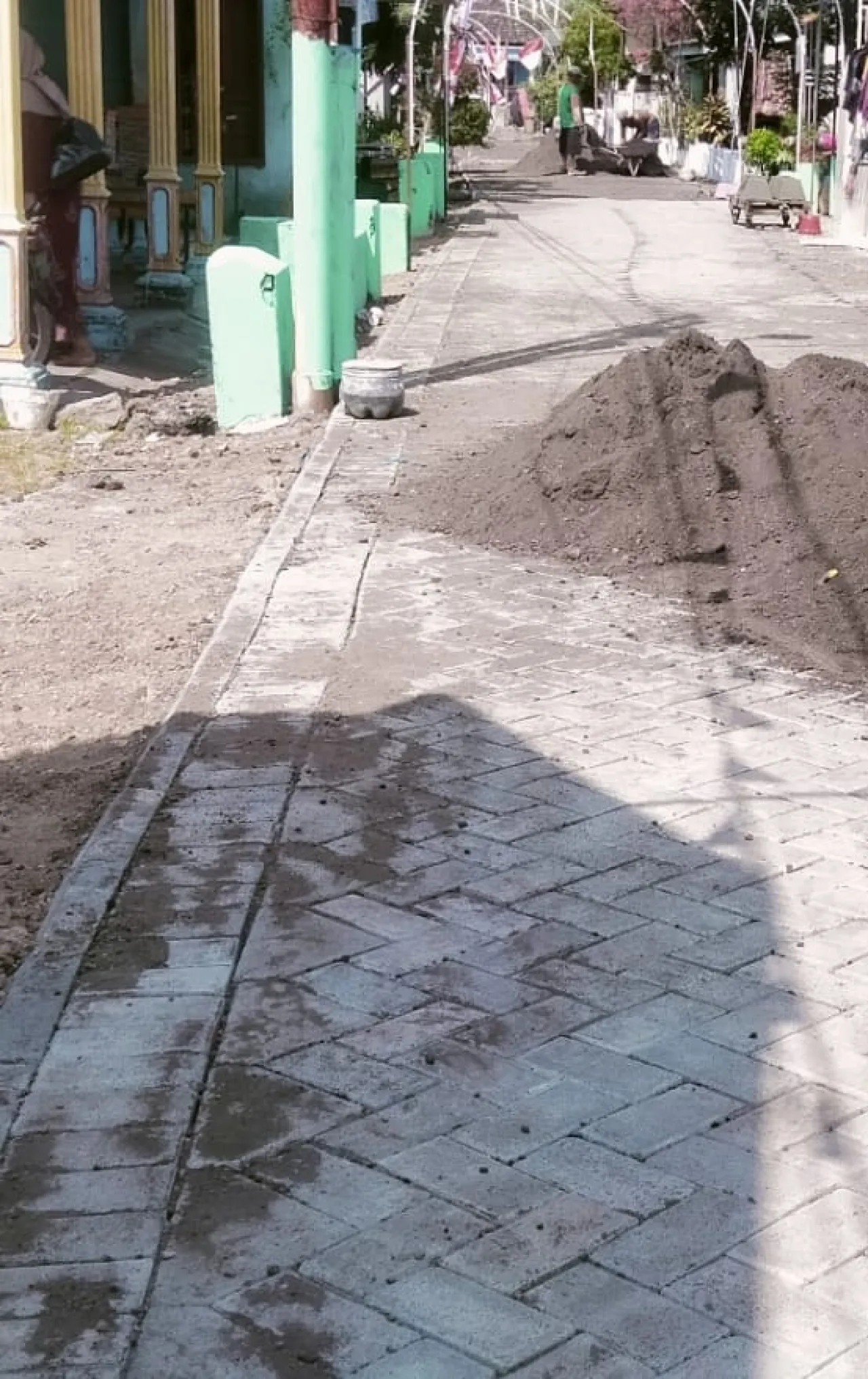 Pemdes Damarsi Gelar Pavingisasi Jalan Kampung