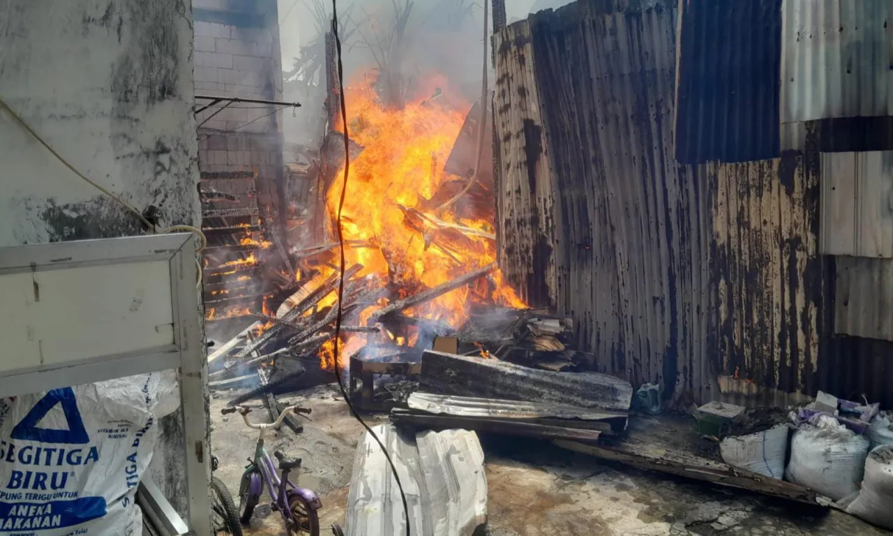 Rumah Pedagang Galon dan Es Kristal di Medokan Ayu Terbakar Parah
