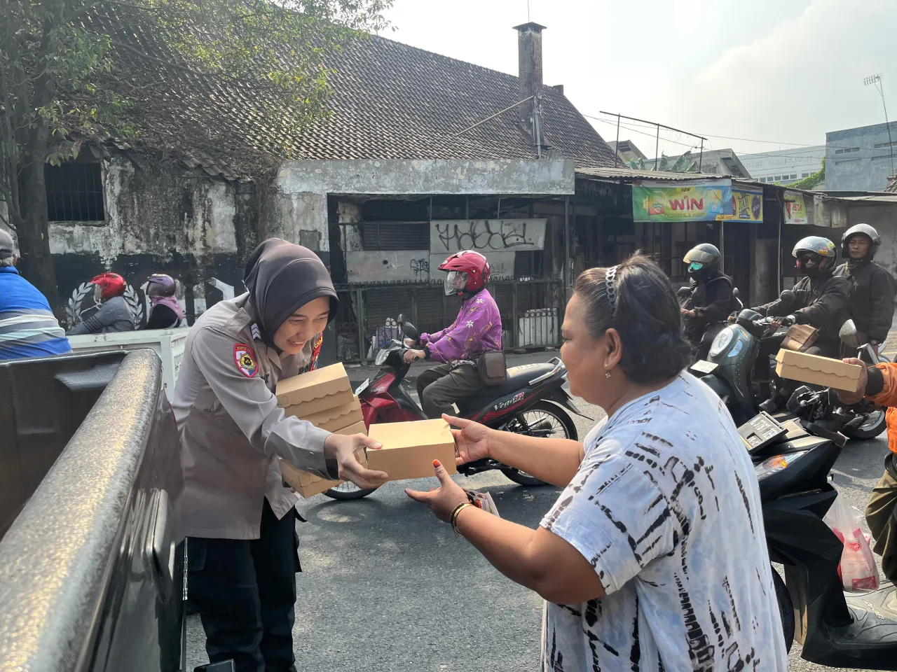 Polwan Polres Pasuruan Berbagi Nasi Kotak dalam Giat Rutin 'Jumat Berkah'