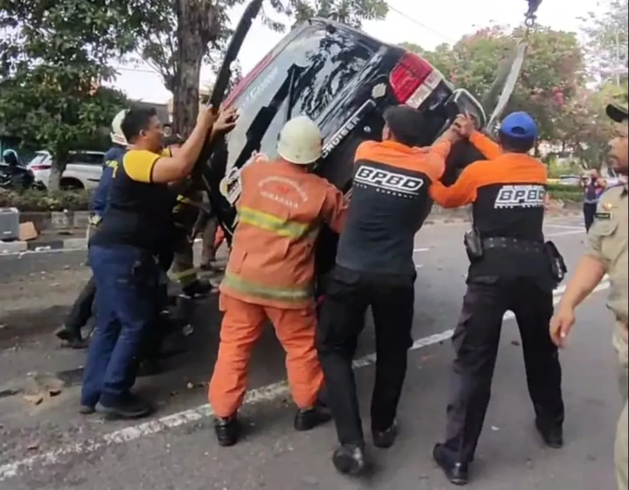 Pengemudi Lansia Tabrak Trotoar di Surabaya, Land Cruiser Terguling