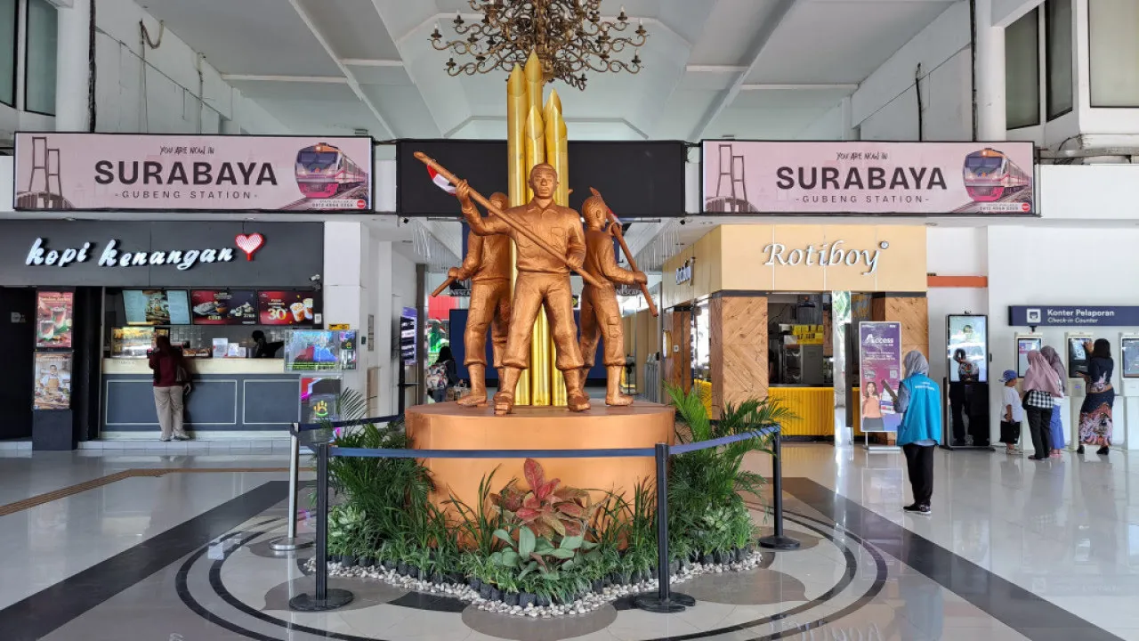 KAI Daop 8 Surabaya Hadirkan Diskon Tiket 20 Persen dan Dekorasi Kemerdekaan Sambut HUT RI ke-80