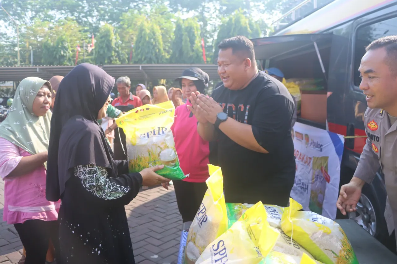 Jaga Stabilitas Pangan, Polres Pasuruan Salurkan Beras Murah ke Warga