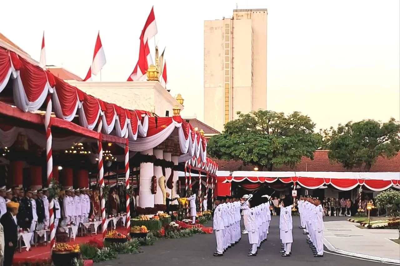 Padati Grahadi, Ribuan Warga Ramaikan Penurunan Bendera HUT RI