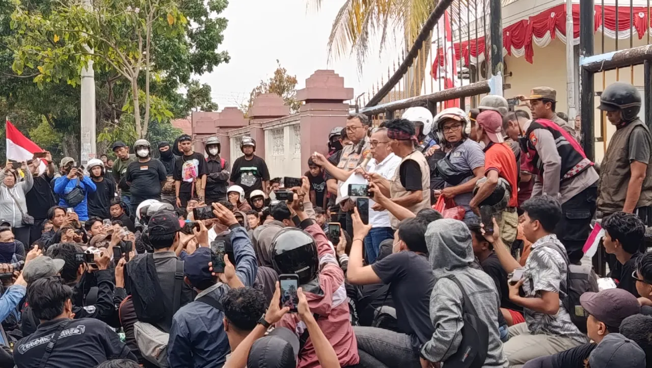 Baca juga : Ricuh Demo di DPRD Kota Madiun, Massa Desak Reformasi DPR dan Polri