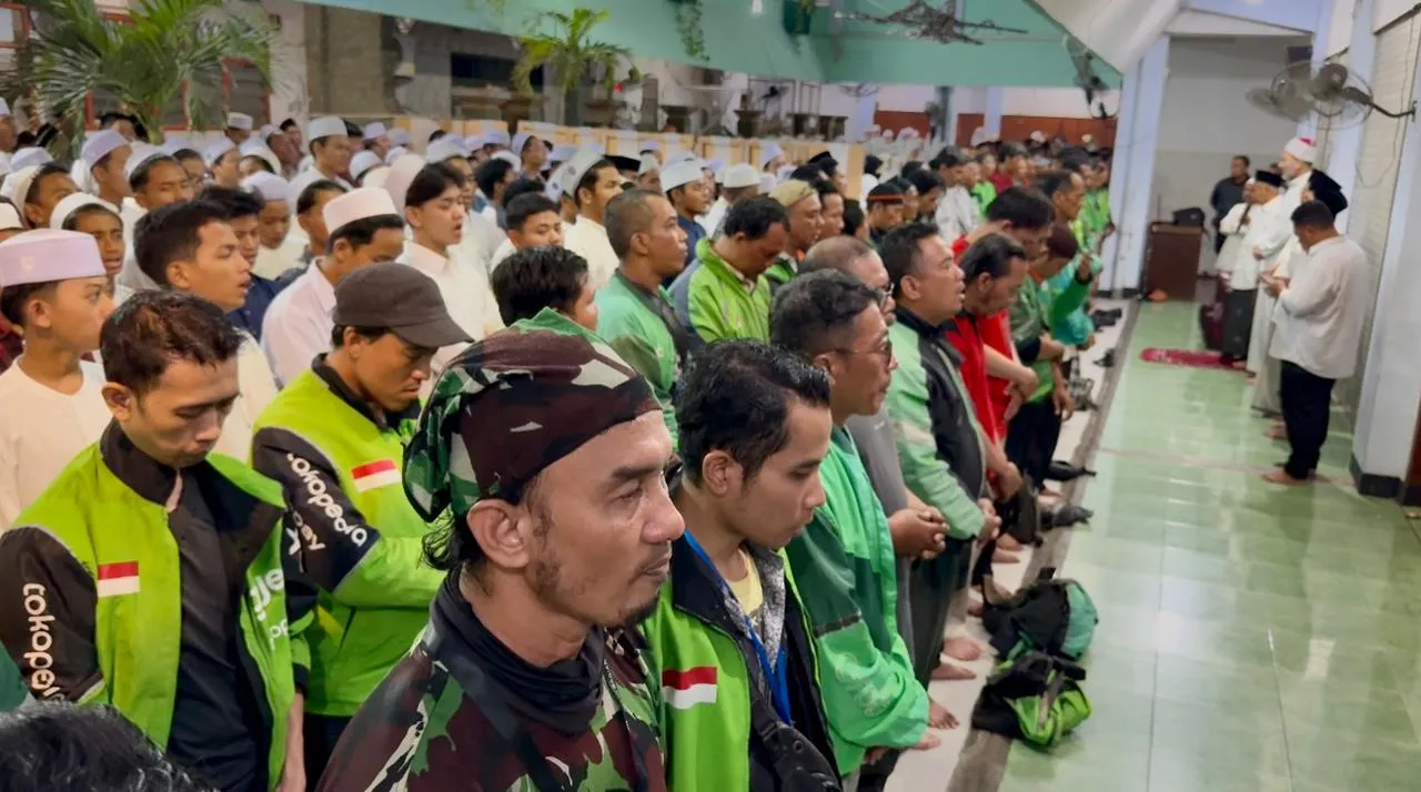 Ribuan Santri dan Ojol Gelar Salat Gaib Serta Doa Bersama untuk Driver Affan Kurniawan