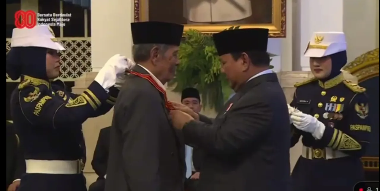 KH. Abdul Ghofur Terima Penghargaan Bintang Mahaputra Pratama dari Presiden Prabowo