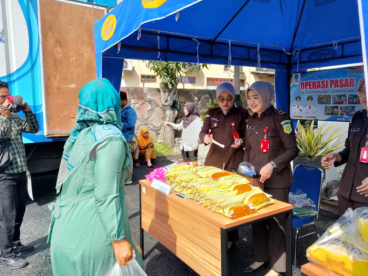 Kejaksaan Negeri Lamongan Gelar Pasar Murah, Sediakan 100 Paket Sembako
