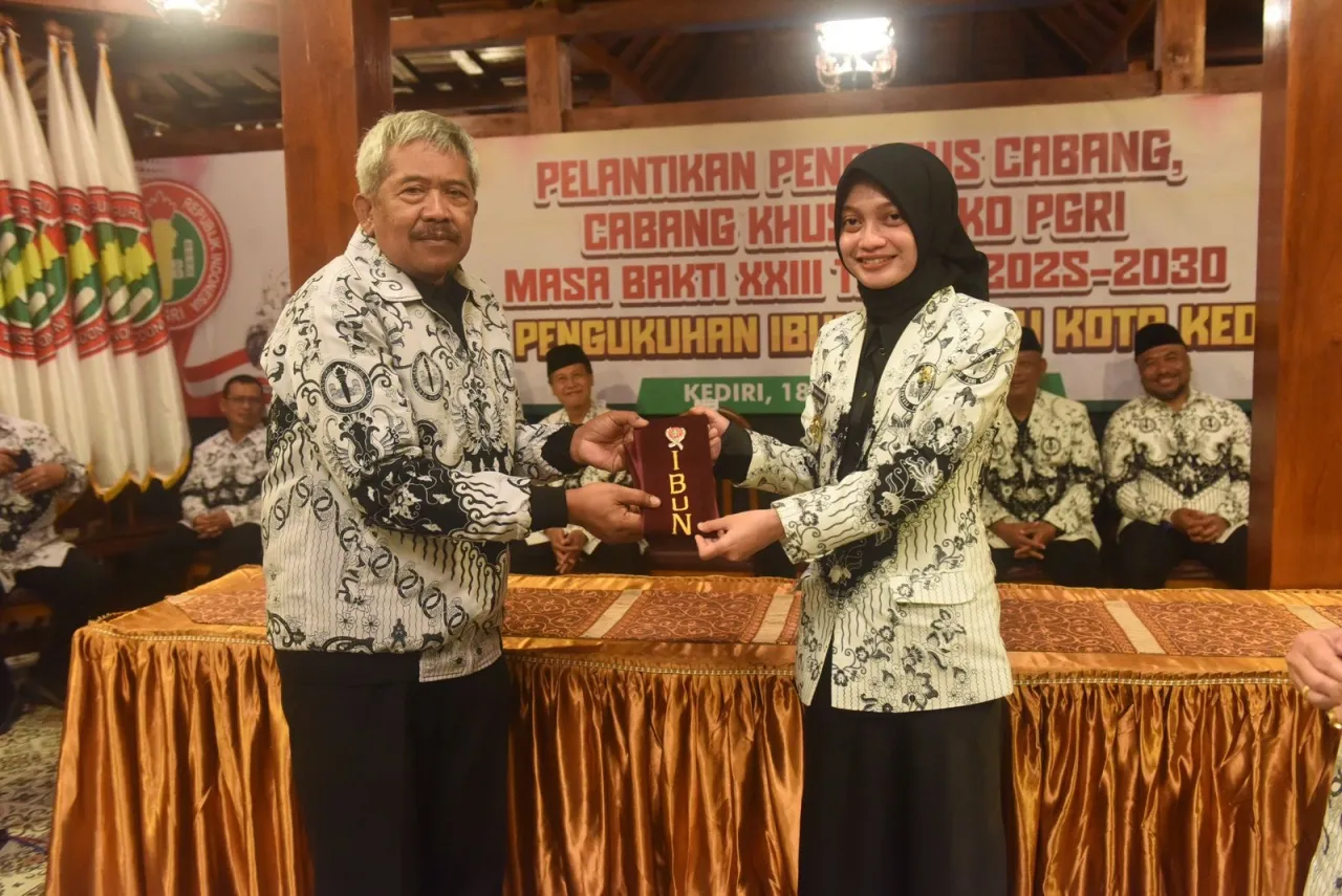 Mbak Wali Kediri Resmi Jadi Ibunda Guru Kota Kediri, Ajak PGRI Kolaborasi Majukan Pendidikan