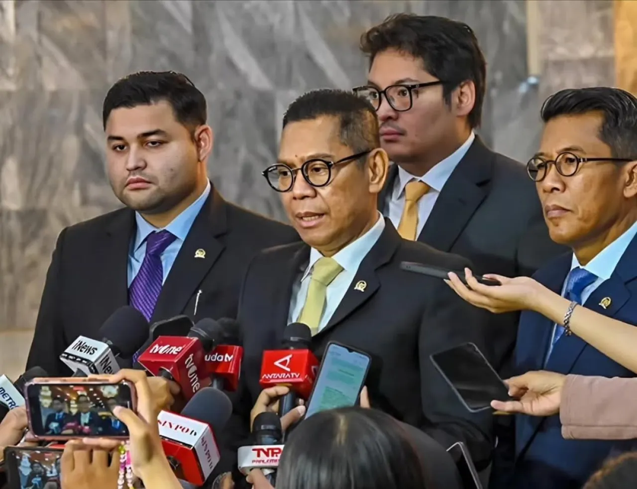Adies Kadir, Dinonaktifkan dari DPR-RI