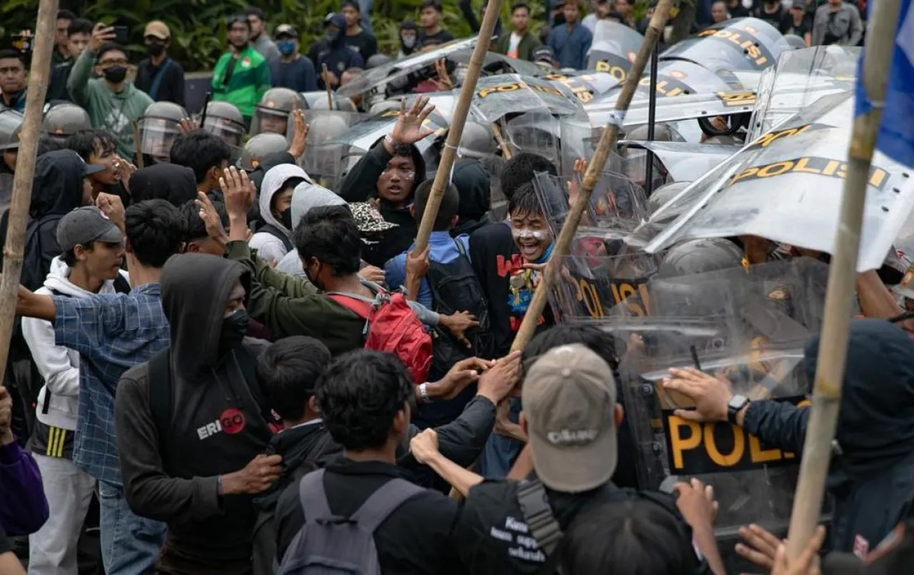 Massa Demo Bubarkan DPR, Diikuti Pelajar