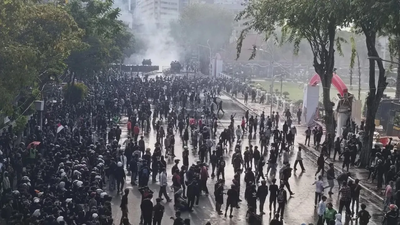 Baca juga : Bentrokan di Grahadi, Massa Gaungkan Revolusi