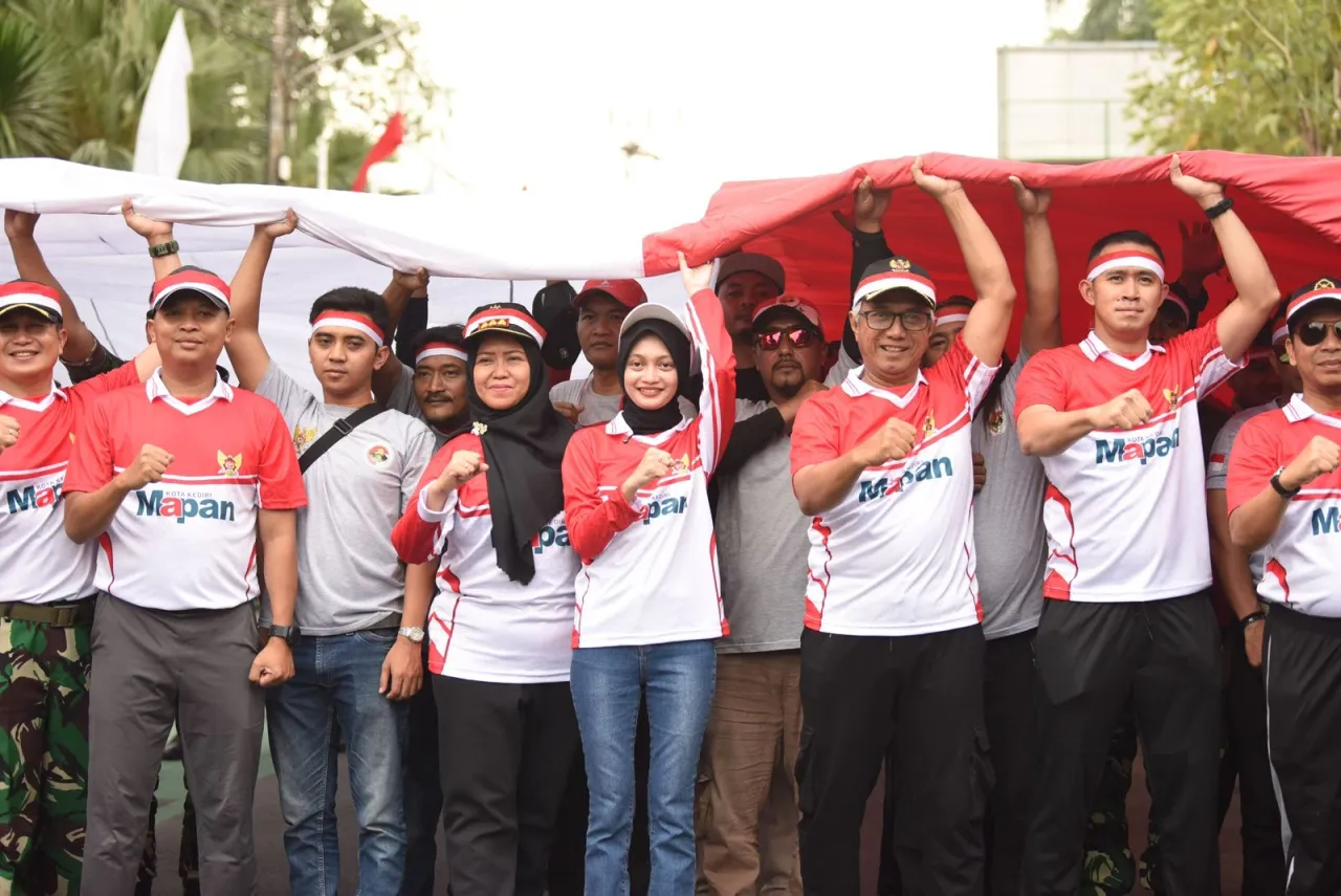 Mbak Wali Kota Kediri Vinanda Ikuti Kirab Merah Putih Peringati HUT Ke 80 Kemerdekaan RI