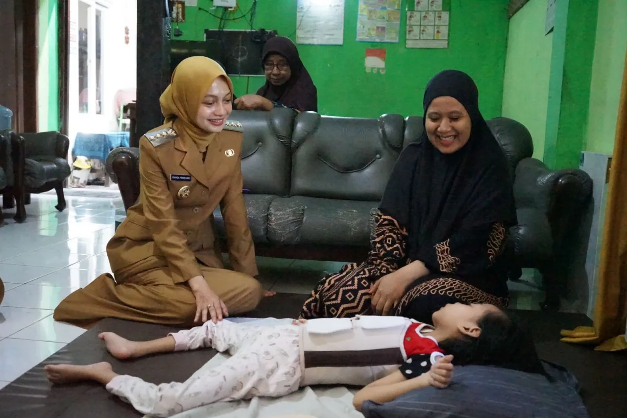 Mbak Wali Kota Kediri Vinanda Berikan Bantuan Biaya Hidup dan Alat Disabilitas