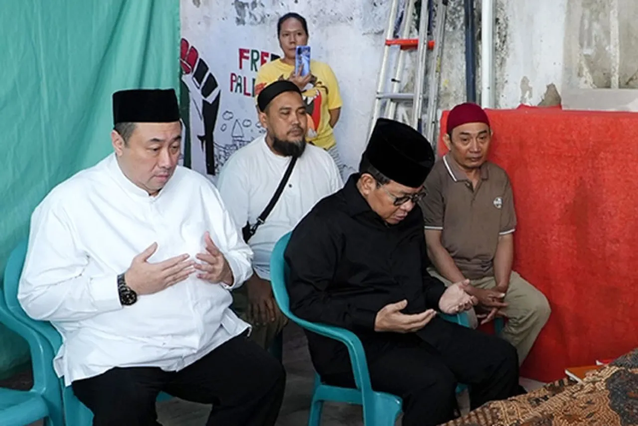Mantan Sekjen PDIP, Teteskan Air Mata di Depan Jenazah