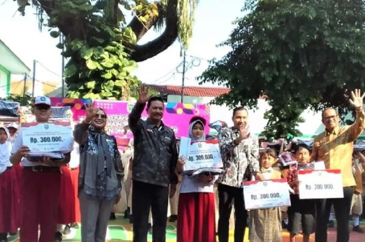 Pemkot Madiun Salurkan Bantuan Seragam dan Ongkos Jahit Gratis ke Ribuan Siswa