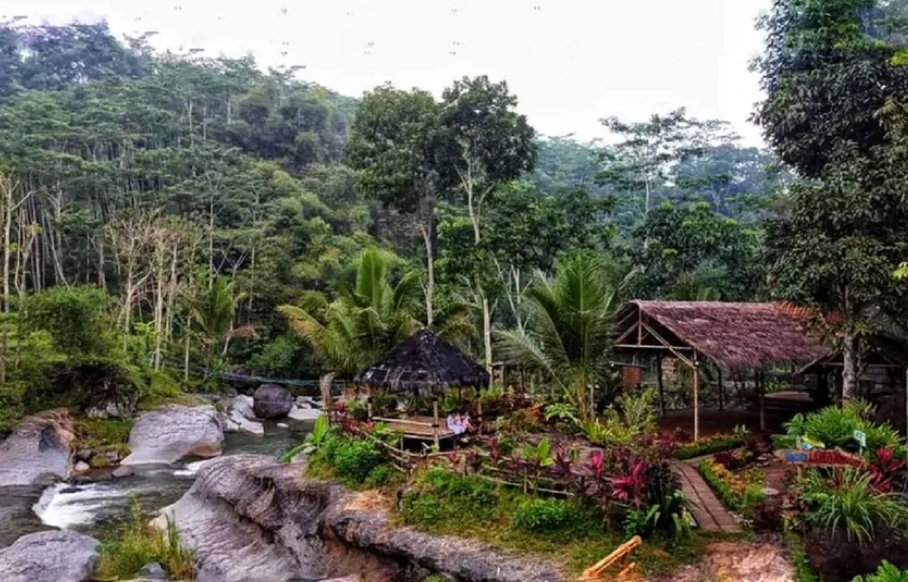 Eksotisnya Desa Pandean Trenggalek, Dikelilingi Perbukitan Hijau dan Sungai Jernih