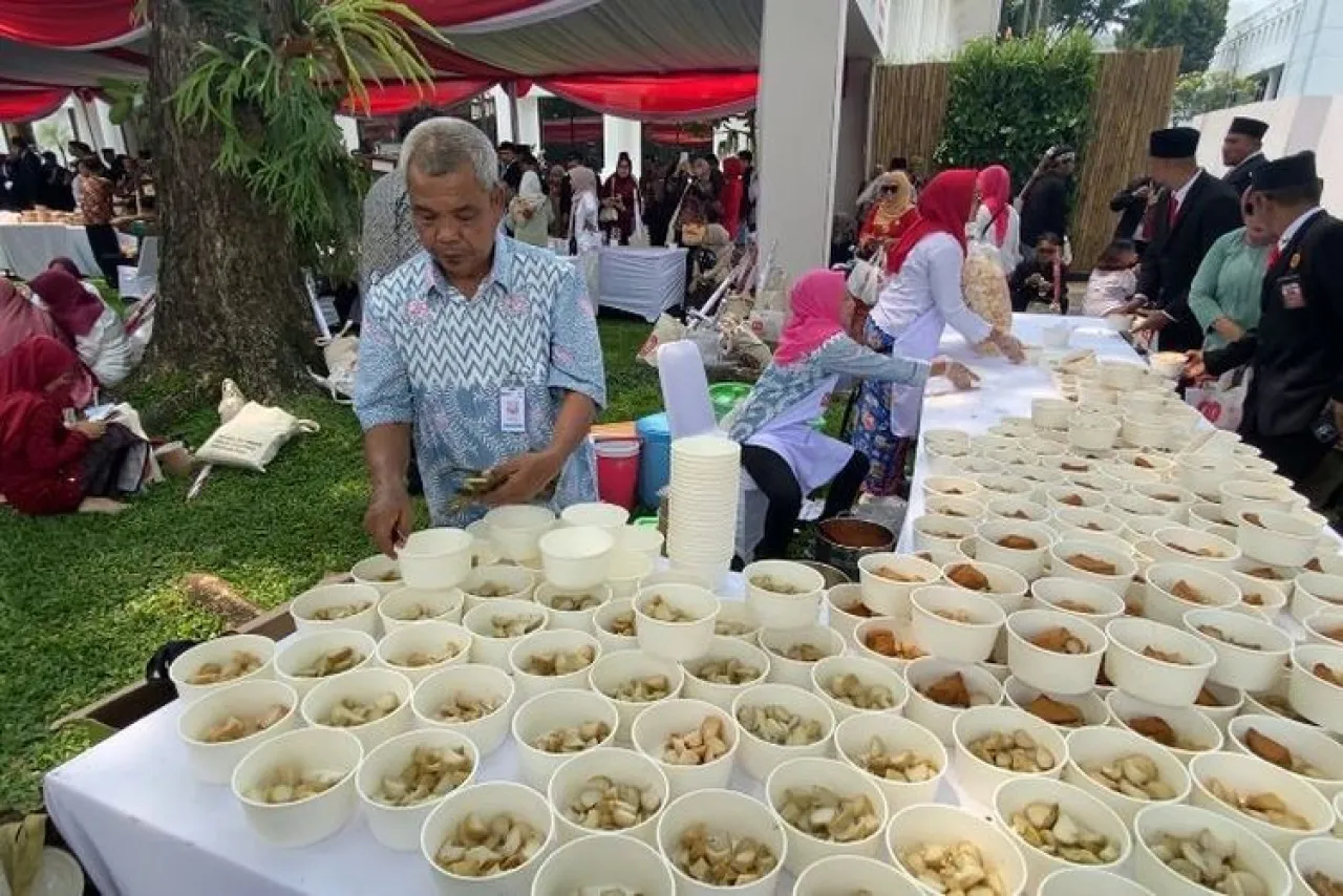 Pesta Rakyat Dimana-mana, Berebut Makanan