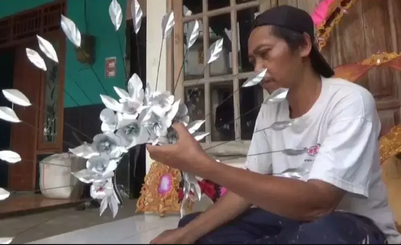 Jelang HUT ke-80, Perajin Asal Jombang Sulap Limbah Jadi Kostum Karnaval