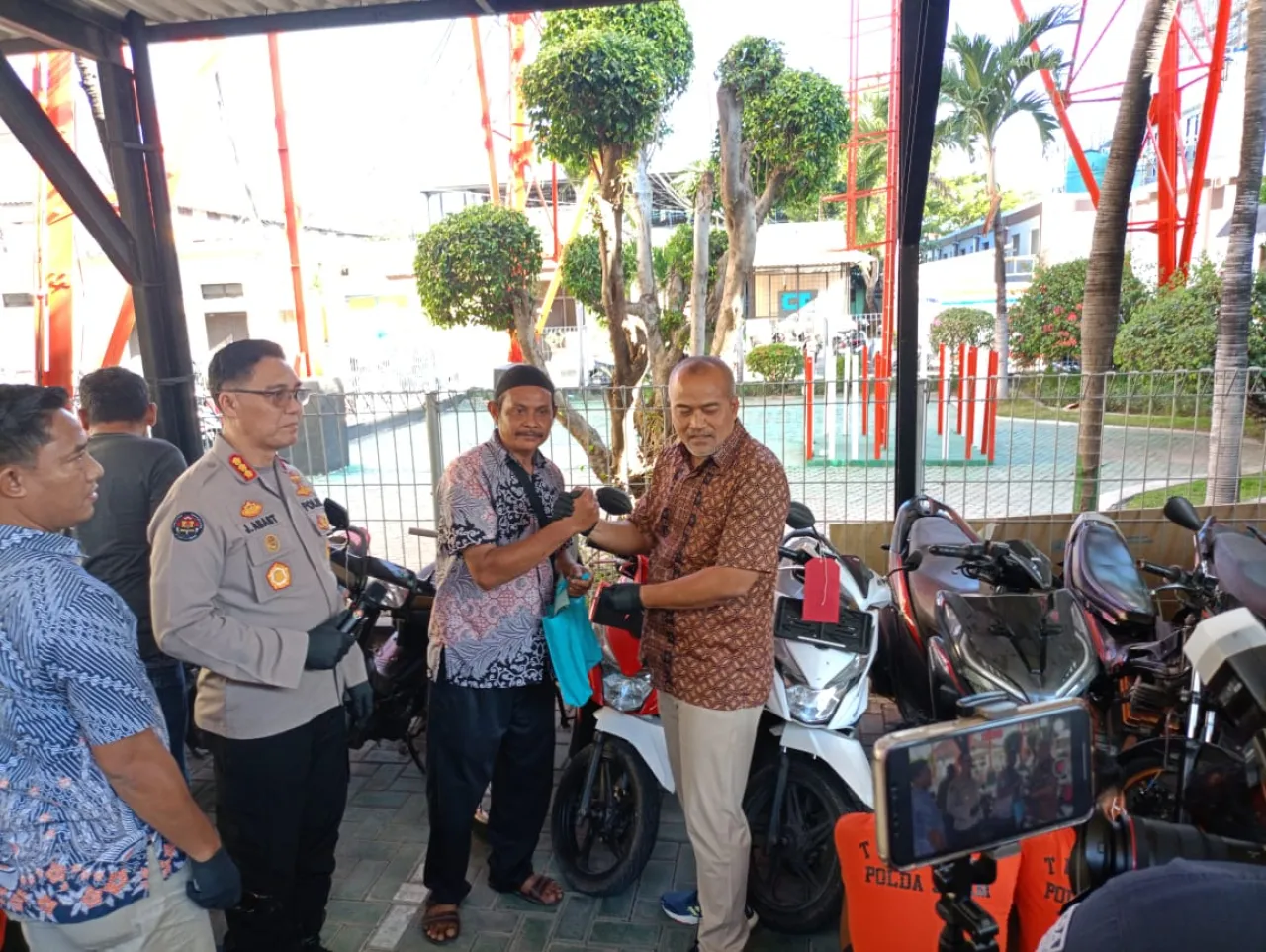 Polda Jatim Kembalikan Motor Curian ke Pemiliknya