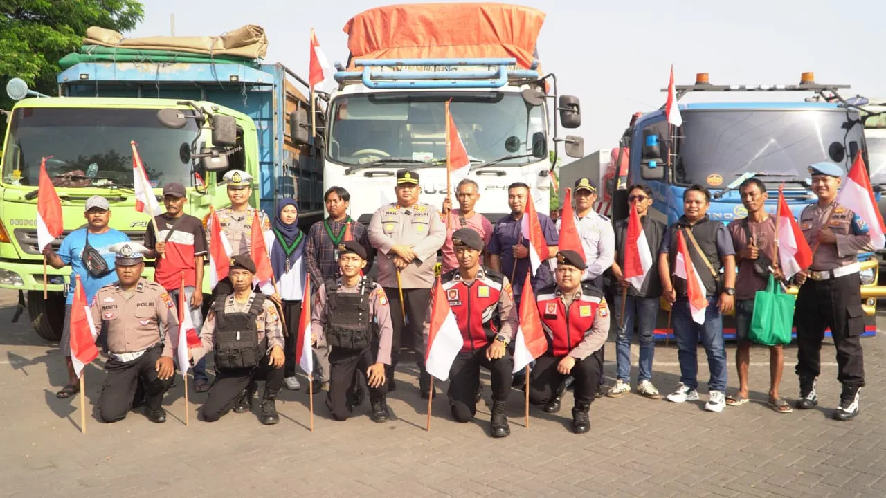 Bagikan 500 Bendera untuk Sopir Truk dan Warga Perumahan