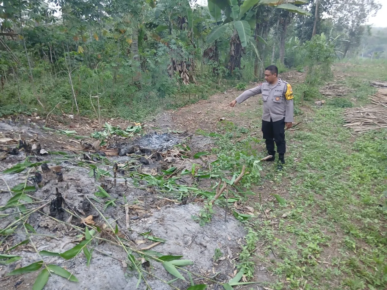 Nekat Bakar Sampah usai Ditegur, Warga Blitar Dibacok Sabit