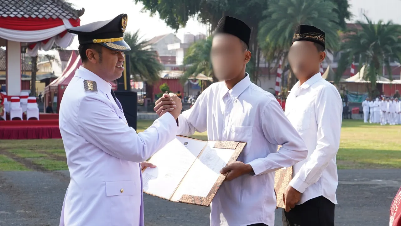 Wali Kota Blitar Serahkan Remisi Bebas Kepada Warga Binaan usai Upacara HUT Kemerdekaan RI ke 80