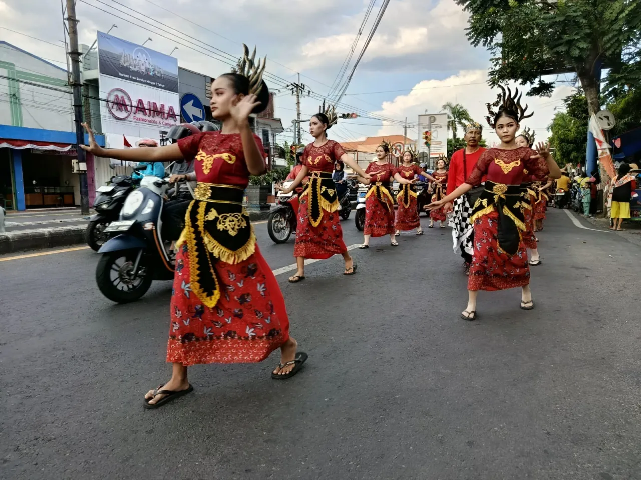 Ribuan Warga Padati Jalan, Pawai Budaya SMKN 1 Wonoasri Jadi Tontonan Meriah