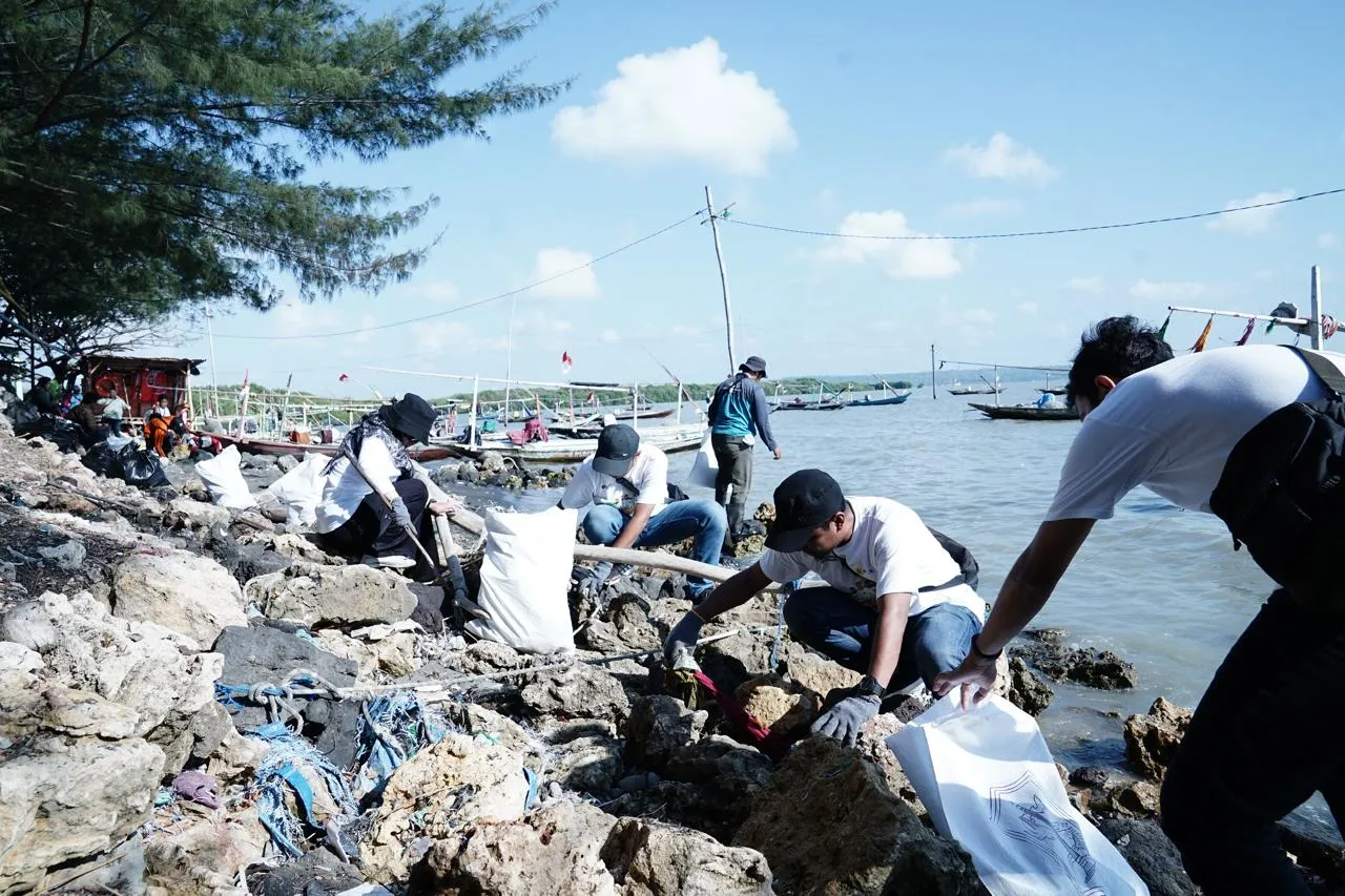 Peringati Hari Kesakitan Pancasila, PLN Gelar Aksi Jaga Kebersihan Pantai Tambak Wedi