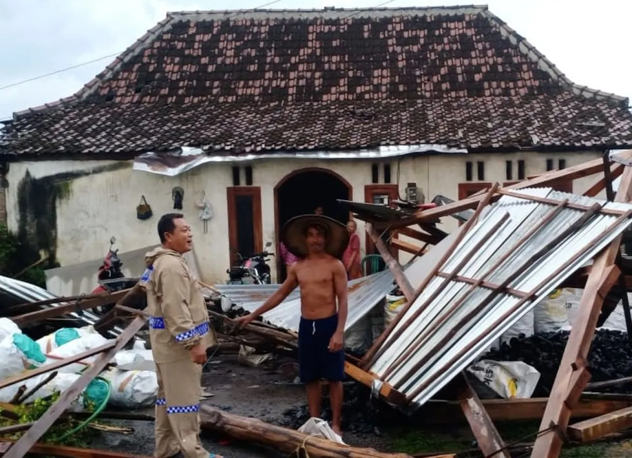 Angin Datang Tiba-Tiba, Rumah dan Kendaraan Warga Hancur Diterjang Puting Beliung
